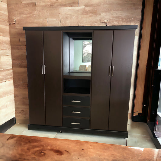 Closet Caleb de 70