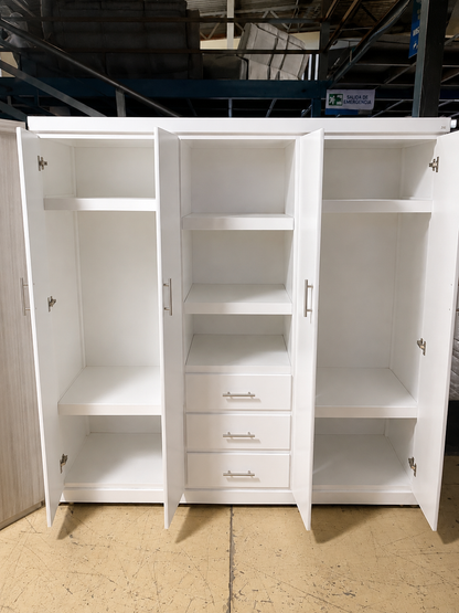 Closet Caleb de 70